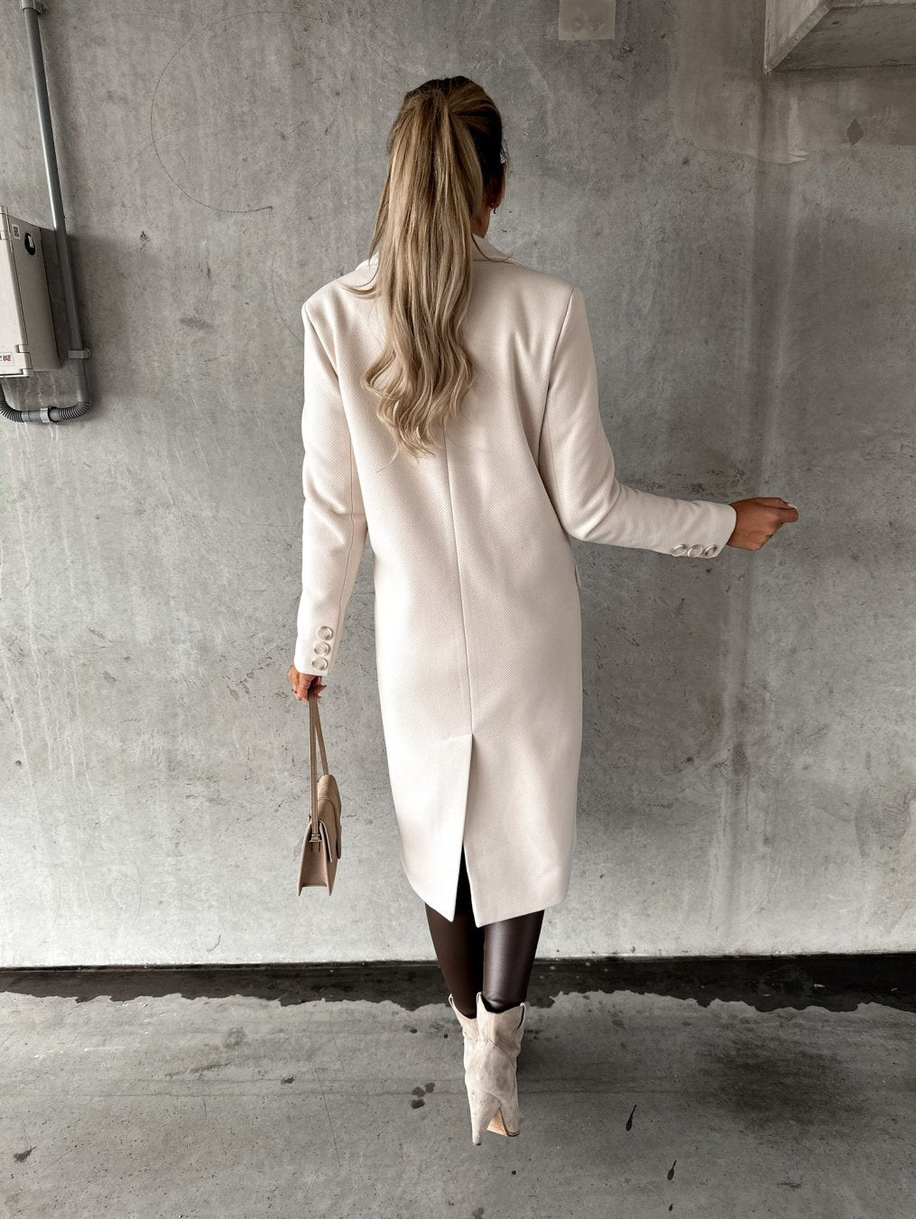 Stylish Long Women's Coat with Elegant Fit