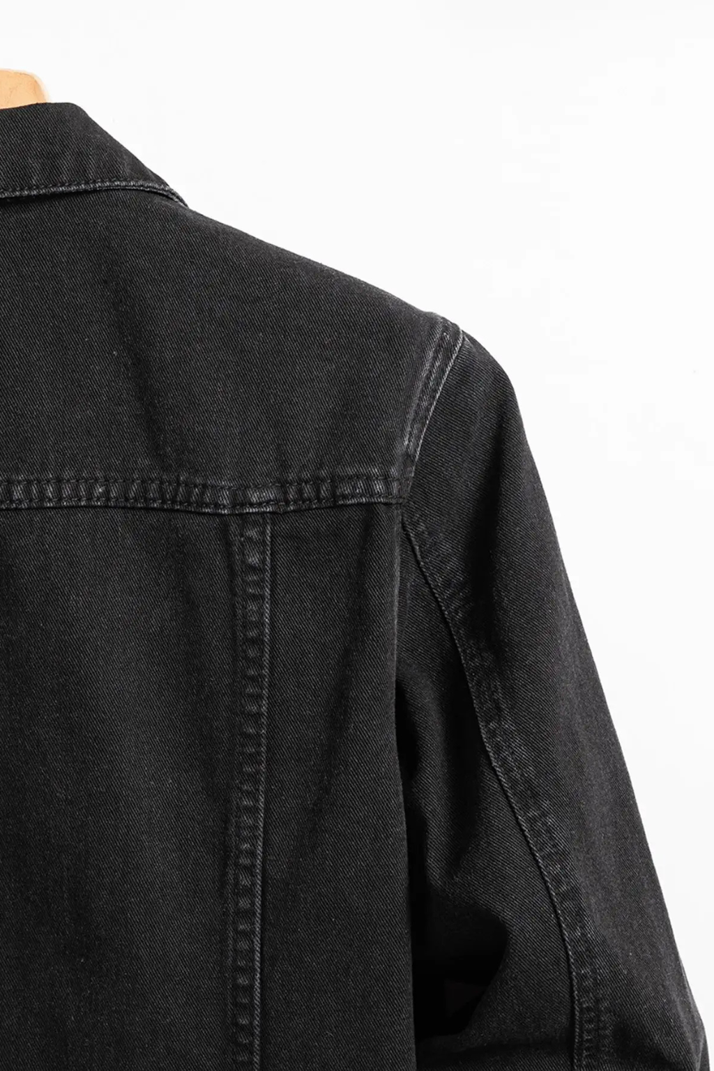 Classic Fit Men’s Button-Up Denim Jacket