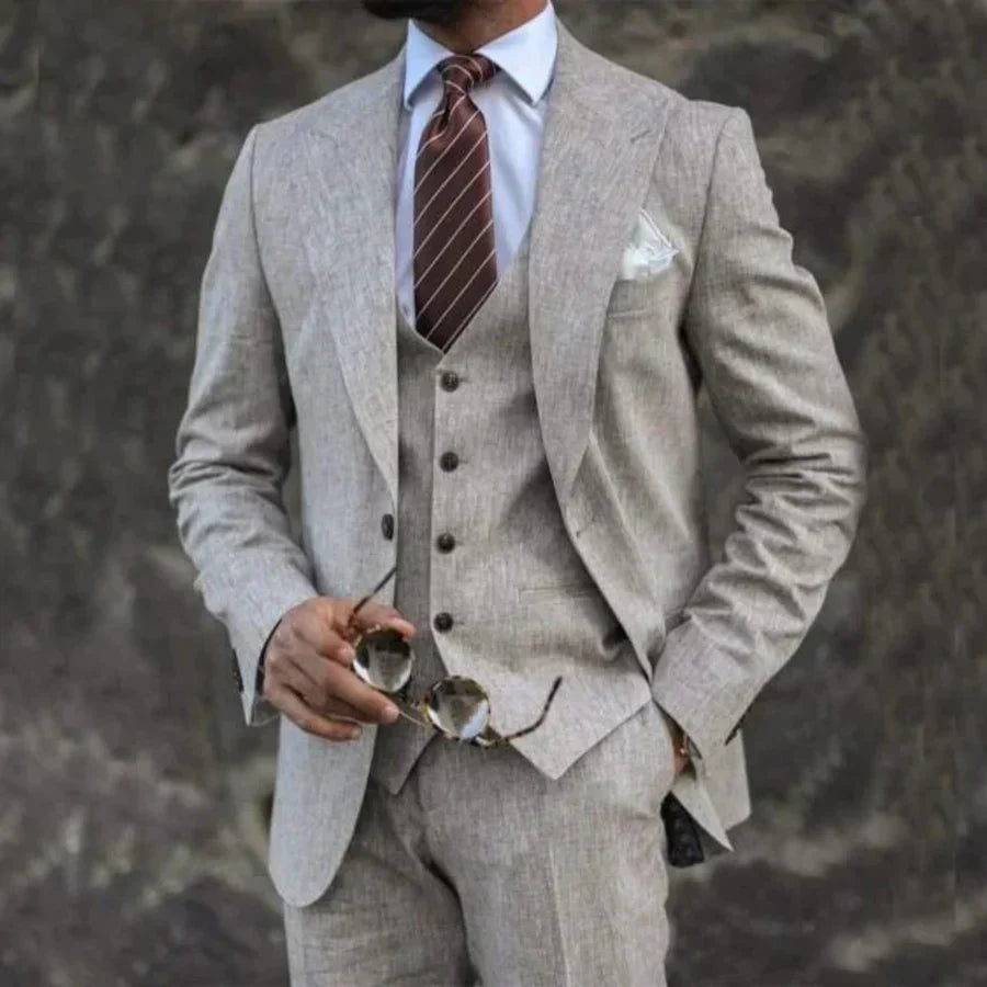 Stylish Three-Piece Men's Suit with Light Turned-Down Collar
